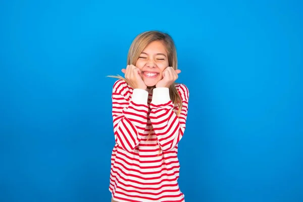Porträt Eines Teenie Mädchens Das Gestreiftes Hemd Über Blauem Hintergrund — Stockfoto