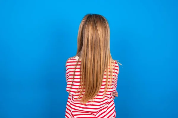 Adolescente Chica Usando Rayas Camisa Sobre Azul Fondo Pie Hacia — Foto de Stock