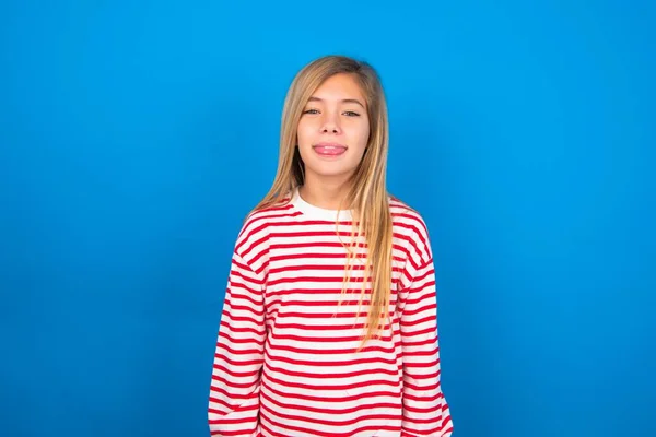 Nastolatka Dziewczyna Paski Koszula Niebieskim Tle Szczęśliwy Zabawny Twarz Uśmiechnięta — Zdjęcie stockowe