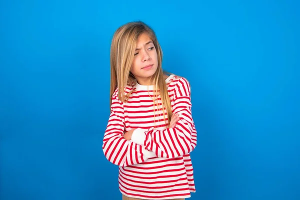 Недовольная Девушка Подросток Полосатой Рубашке Синем Фоне Плохим Отношением Руки — стоковое фото