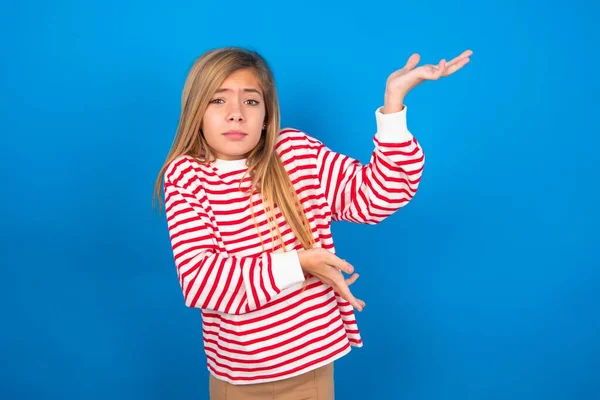 Krásná Běloška Dospívající Dívka Pruhované Košili Přes Modré Pozadí Ukazuje — Stock fotografie