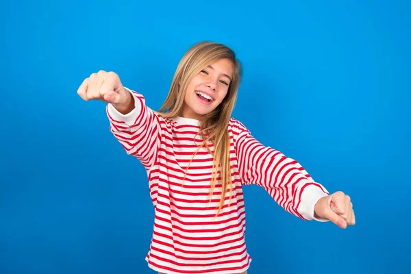 Portret Uroczej Nastolatki Noszącej Koszulę Paski Niebieskim Tle Uśmiechającej Się — Zdjęcie stockowe
