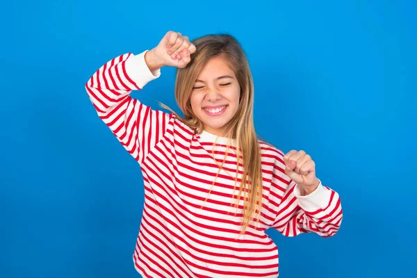 Atraktivní Teen Dívka Sobě Pruhované Tričko Přes Modré Pozadí Slaví — Stock fotografie