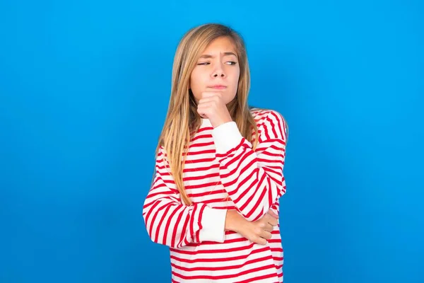 Dospívající Dívka Pruhované Košili Přes Modré Pozadí Rukou Pod Bradou — Stock fotografie