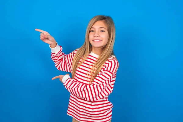 Teenie Mädchen Gestreiftem Hemd Über Blauem Hintergrund Zeigt Mit Überraschtem — Stockfoto