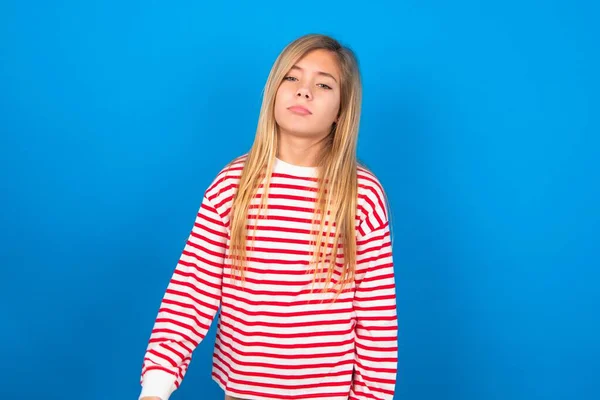 Hüzünlü Sıkkın Genç Kız Mavi Arka Planda Çizgili Tişört Giyiyor — Stok fotoğraf