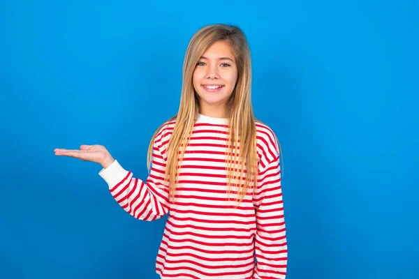 Pozitivní Rád Dospívající Dívka Pruhované Košili Přes Modré Pozadí Říká — Stock fotografie