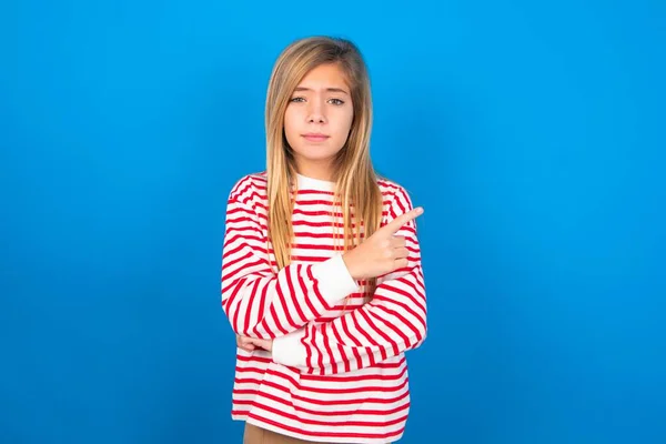 Adolescente Chica Vistiendo Camisa Rayas Sobre Fondo Azul Sonriendo Ampliamente —  Fotos de Stock