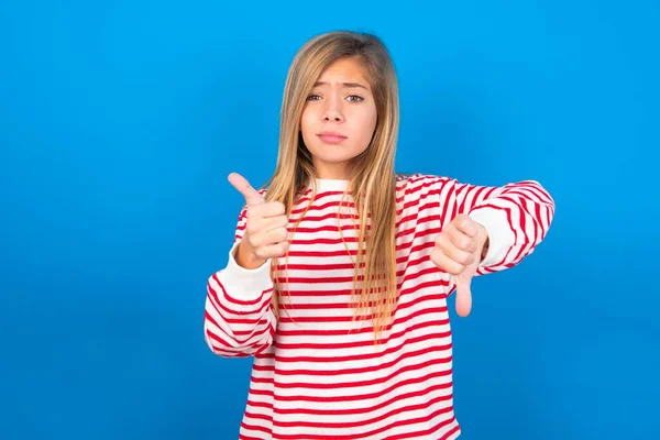 Nastolatka Dziewczyna Paski Koszula Niebieskim Tle Uczucie Niepewności Dobry Zły — Zdjęcie stockowe