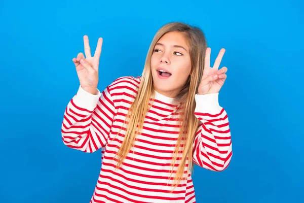 Isolierte Aufnahme Eines Fröhlichen Teenie Mädchens Das Gestreiftes Hemd Über — Stockfoto