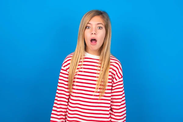Emotioneel Aantrekkelijk Tienermeisje Draagt Gestreept Shirt Blauwe Achtergrond Met Geopende — Stockfoto