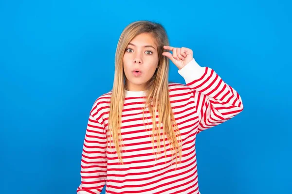 Šokovaný Dospívající Dívka Pruhované Košili Přes Modré Pozadí Ukazuje Něco — Stock fotografie