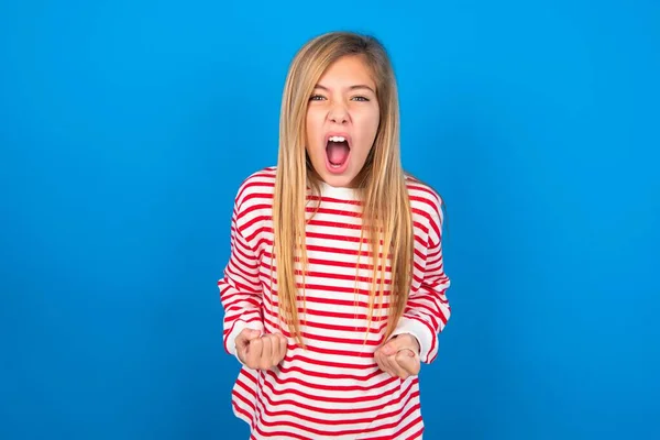Radostně Vzrušený Šťastný Dospívající Dívka Nosí Pruhované Tričko Přes Modré — Stock fotografie