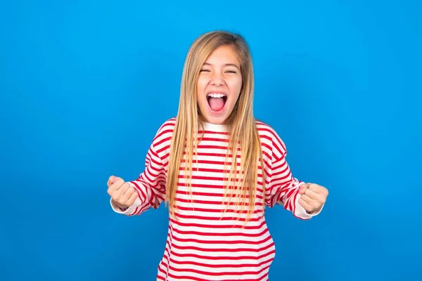 Retrato Adolescente Con Camisa Rayada Sobre Fondo Azul Con Emoción —  Fotos de Stock