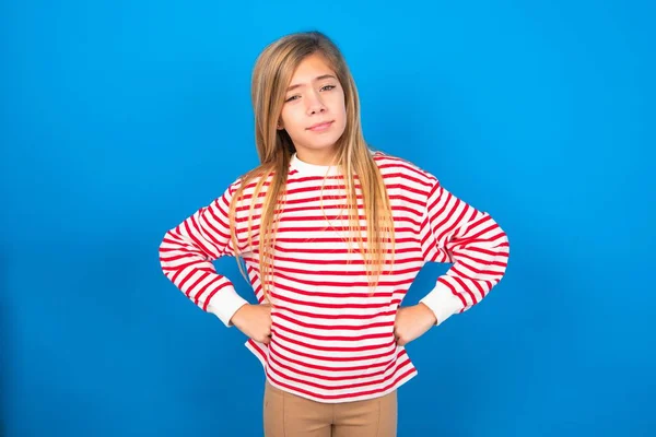 Muchacha Adolescente Divertida Frustrada Con Camisa Rayas Sobre Fondo Azul —  Fotos de Stock