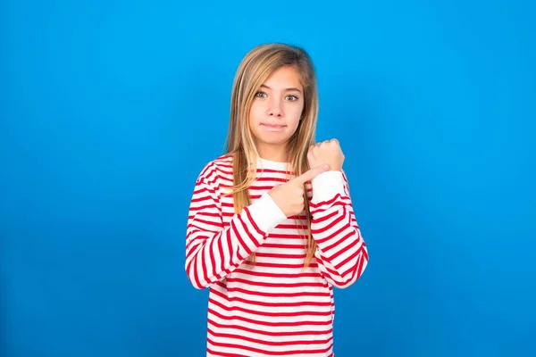 Adolescente Chica Usando Rayas Camisa Sobre Fondo Azul Prisa Apuntando —  Fotos de Stock
