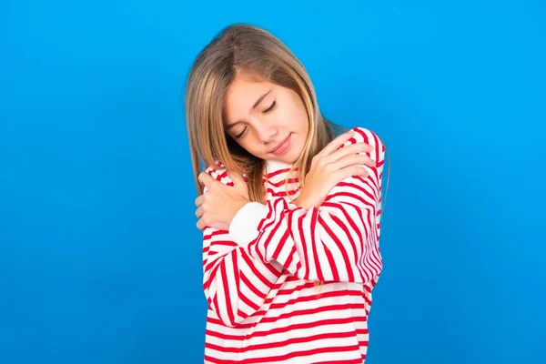 Nastolatka Dziewczyna Paski Koszula Niebieskim Tle Przytulając Się Szczęśliwy Pozytywny — Zdjęcie stockowe