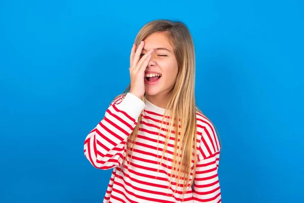 Харизматичная Беззаботная Радостная Девочка Подросток Полосатой Рубашке Синем Фоне Любит — стоковое фото