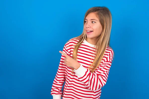 Fröhlich Lächelndes Teenie Mädchen Gestreiftem Hemd Vor Blauem Hintergrund Das — Stockfoto