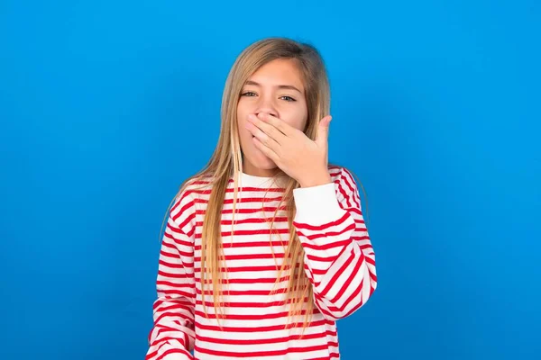 Chica Adolescente Somnolienta Con Camisa Rayas Sobre Fondo Azul Bostezando —  Fotos de Stock