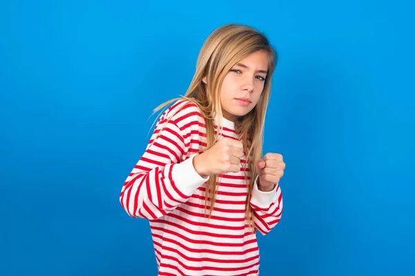 Portrét Atraktivní Teen Dívka Pruhované Košili Přes Modré Pozadí Drží — Stock fotografie