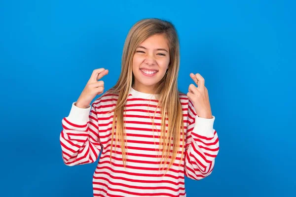 Menina Adolescente Vestindo Camisa Listrada Sobre Fundo Azul Segurando Dedos — Fotografia de Stock