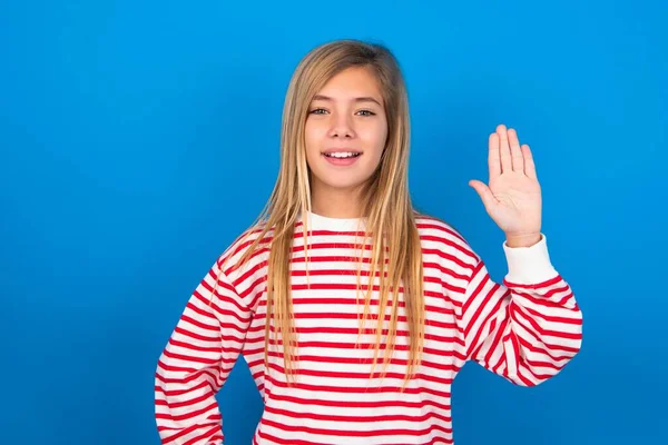 Nastolatka Dziewczyna Paski Koszula Niebieskim Tle Machając Mówiąc Cześć Lub — Zdjęcie stockowe