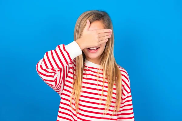 Happy Teen Dziewczyna Paski Koszula Niebieskim Tle Zamykając Oczy Ręki — Zdjęcie stockowe