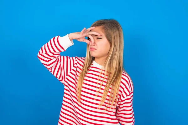 Niezadowolona Nastolatka Nosi Koszulę Paski Niebieskim Tle Zatyczki Nos Jak — Zdjęcie stockowe