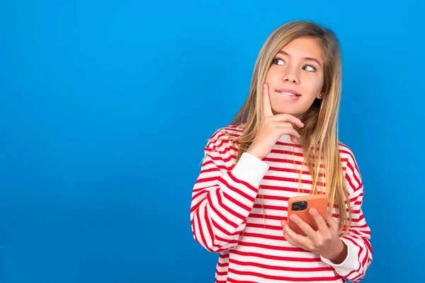 Obrázek Myslící Snící Dospívající Dívky Pruhované Košili Přes Modré Pozadí — Stock fotografie