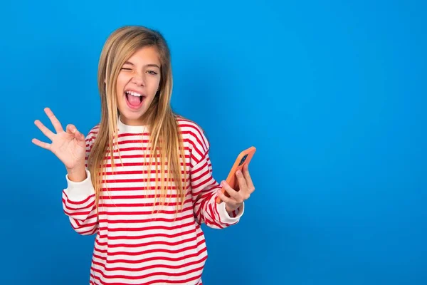 Šťastný Teen Dívka Sobě Pruhované Tričko Přes Modré Pozadí Posílání — Stock fotografie