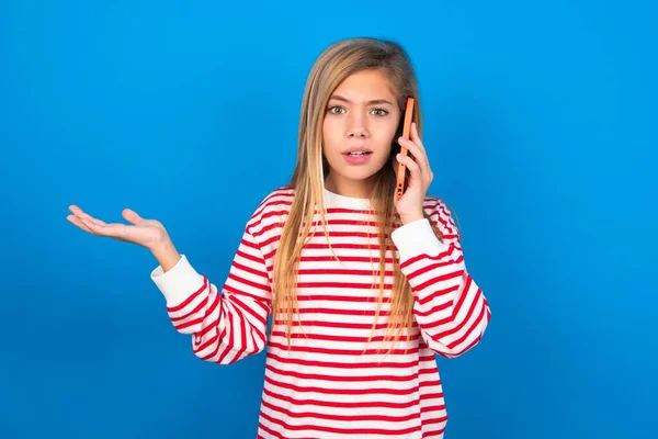 Adolescente Con Camisa Rayas Sobre Fondo Azul Hablando Por Teléfono —  Fotos de Stock