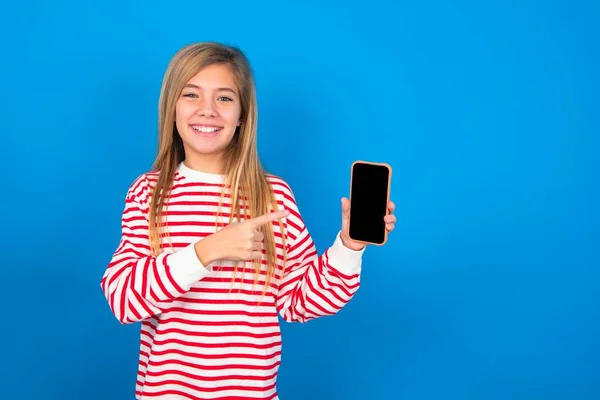 Chica Adolescente Sonriente Con Camisa Rayas Sobre Fondo Azul Que —  Fotos de Stock