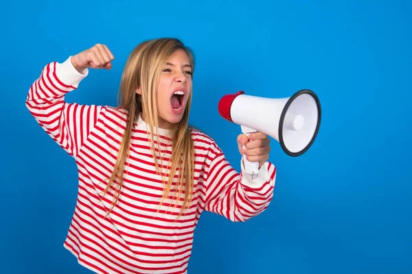 Dospívající Dívka Pruhované Košili Přes Modré Pozadí Komunikuje Křičí Hlasitě — Stock fotografie
