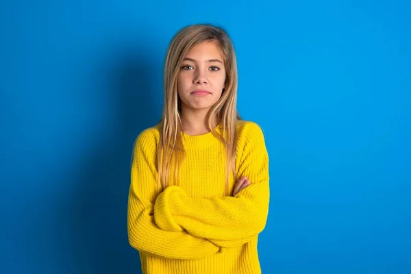 Sebevědomý Kavkazský Dospívající Dívka Nosí Žlutý Svetr Přes Modré Pozadí — Stock fotografie