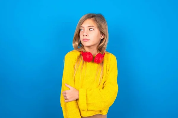 Agradable Chica Adolescente Caucásica Con Suéter Amarillo Sobre Fondo Azul —  Fotos de Stock