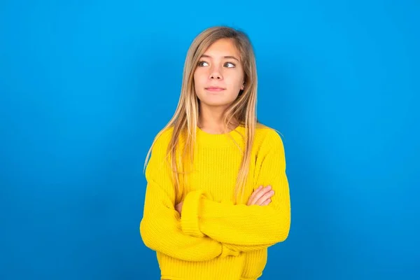 Encantadora Chica Adolescente Caucásica Reflexiva Con Suéter Amarillo Sobre Fondo —  Fotos de Stock