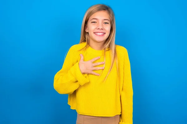 Schöne Kaukasische Teenie Mädchen Tragen Gelben Pullover Über Blauem Studiohintergrund — Stockfoto