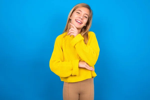 Kaukasisches Teenie Mädchen Gelbem Pullover Vor Blauem Studiohintergrund Lacht Fröhlich — Stockfoto