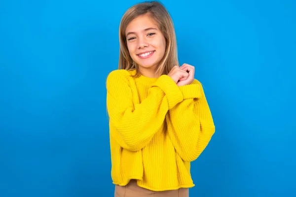 Czarujący Poważny Biały Nastolatek Dziewczyna Noszenie Żółty Sweter Nad Niebieskim — Zdjęcie stockowe