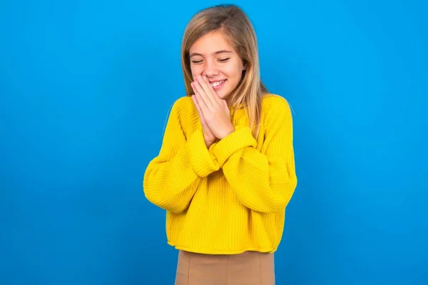 Überglückliches Kaukasisches Teenie Mädchen Gelbem Pullover Über Blauem Studiohintergrund Lacht — Stockfoto