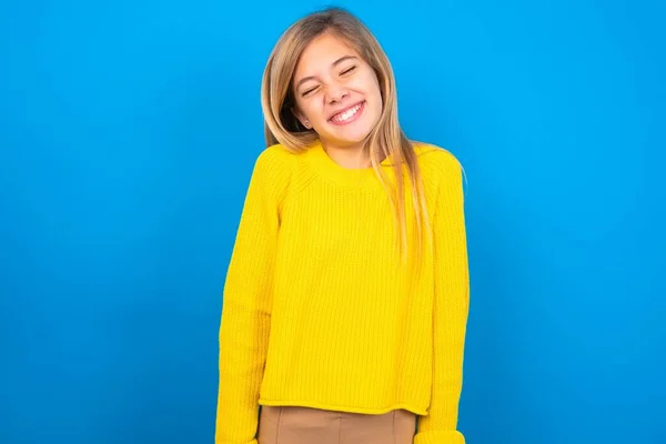 Positives Kaukasisches Teenie Mädchen Gelbem Pullover Über Blauem Studiohintergrund Mit — Stockfoto