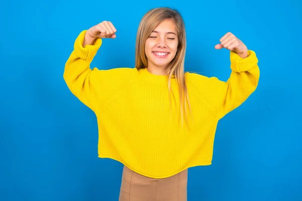 Kräftiges Kaukasisches Teenie Mädchen Gelbem Pullover Vor Blauem Studiohintergrund Lächelt — Stockfoto