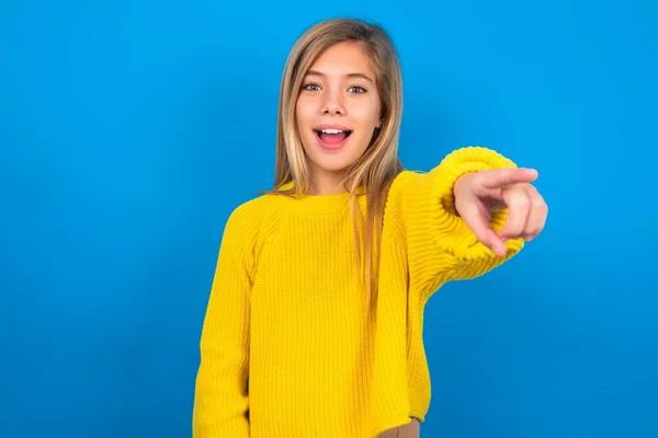 Entusiasmada Adolescente Caucasiana Positiva Vestindo Suéter Amarelo Sobre Azul Estúdio — Fotografia de Stock