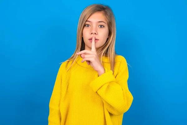 Surprised Caucasian Teen Girl Wearing Yellow Sweater Blue Studio Background — Stock Photo, Image