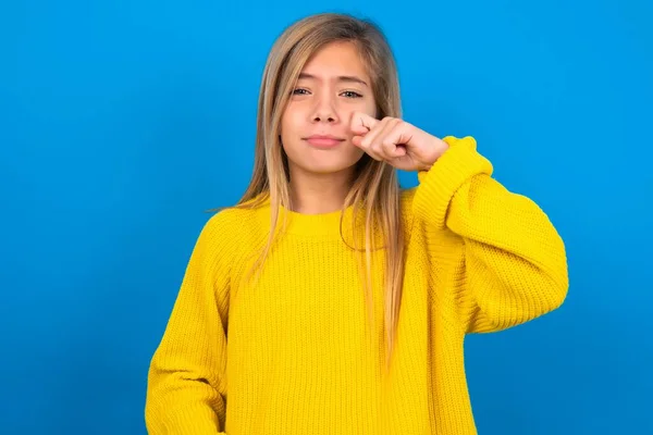 Menina Adolescente Caucasiano Decepcionado Vestindo Suéter Amarelo Sobre Fundo Estúdio — Fotografia de Stock