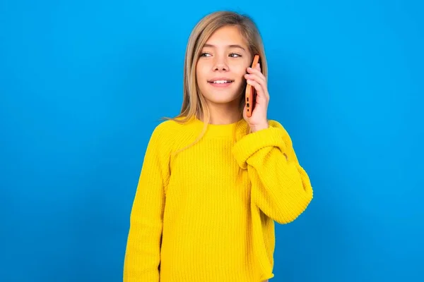 Aangename Kaukasische Tiener Meisje Draagt Gele Trui Heeft Mooie Telefoon — Stockfoto