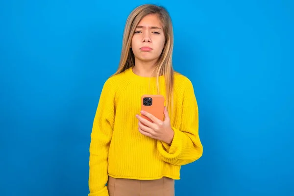 Muchacha Adolescente Caucásica Trastornada Que Usa Suéter Amarillo Sobre Fondo —  Fotos de Stock