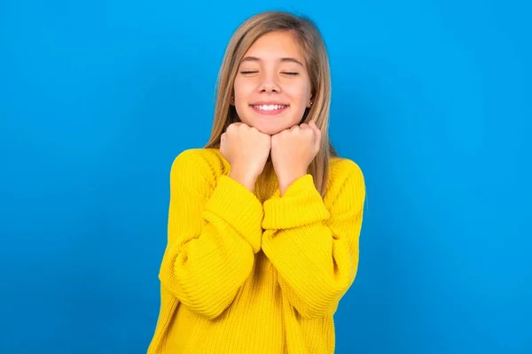 Fröhliches Kaukasisches Teenie Mädchen Gelbem Pullover Über Blauem Studiohintergrund Hat — Stockfoto
