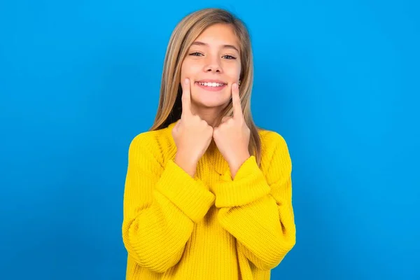 Feliz Chica Adolescente Caucásica Con Suéter Amarillo Sobre Fondo Azul —  Fotos de Stock